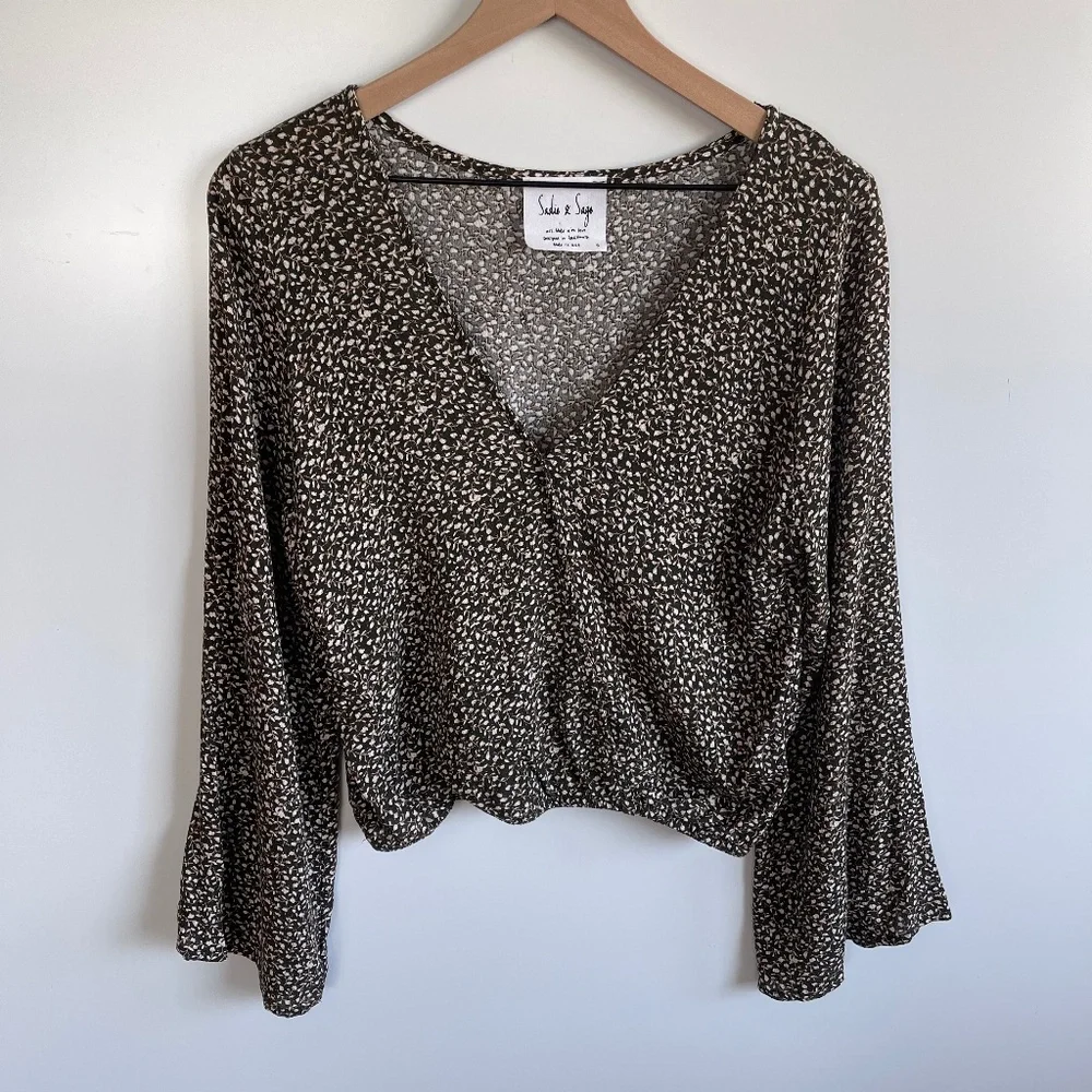 Sadie & Sage Bell Sleeve V-Neck Blouse Size‎ Small